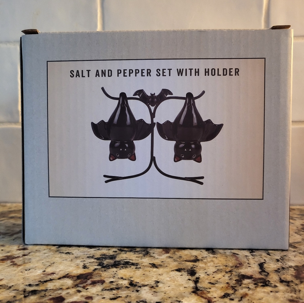 Cracker Barrel Halloween 3 Pc Set Hanging Bats Salt & Pepper Shaker New